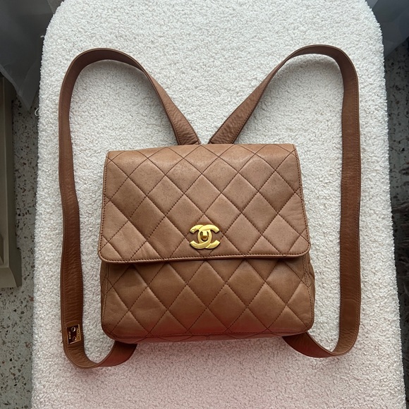 RARE! Chanel Vintage Lambskin Caramel Backpack in Very Good Condtion - Picture 9 of 11